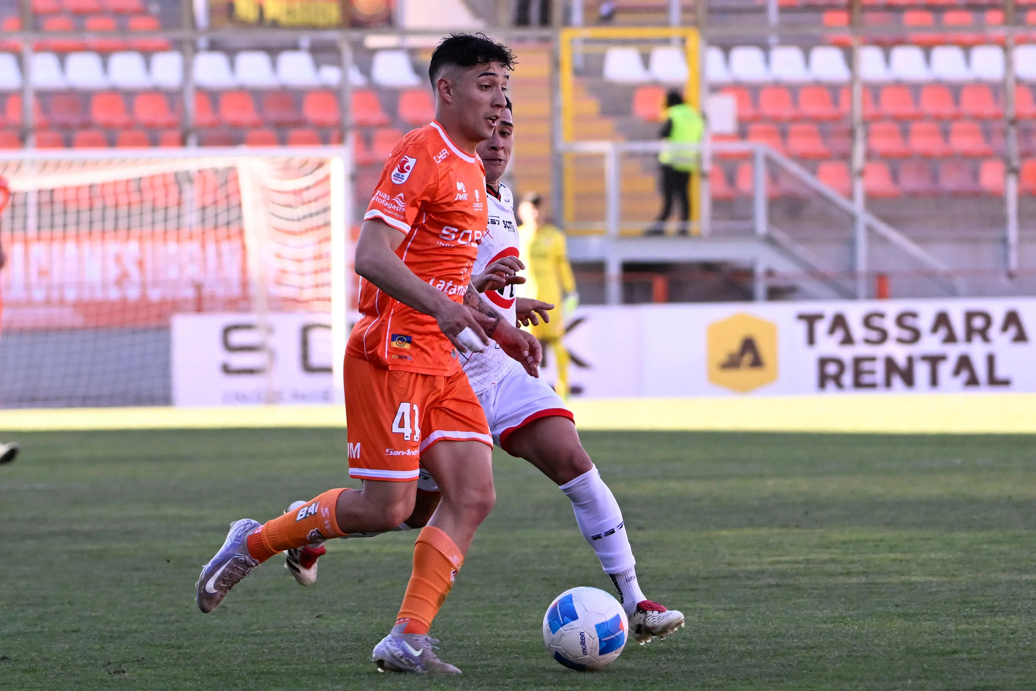 Branco Provoste en acción por Cobreloa, donde jugó 11 partidos. (Pedro Tapia/Photosport).