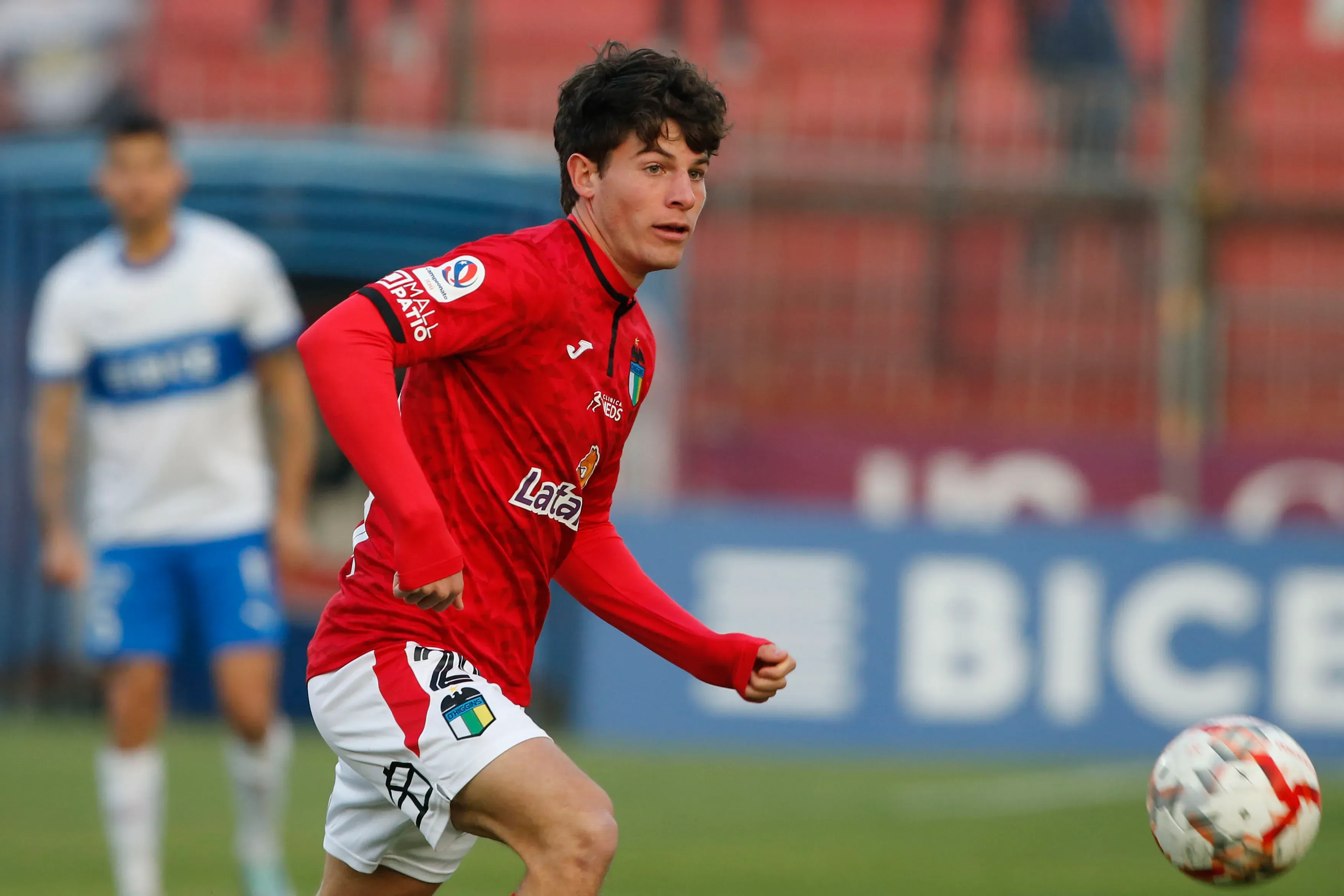 Simón Contreras en acción por el Capo de Provincia ante la Católica. (Dragomir Yankovic/Photosport).