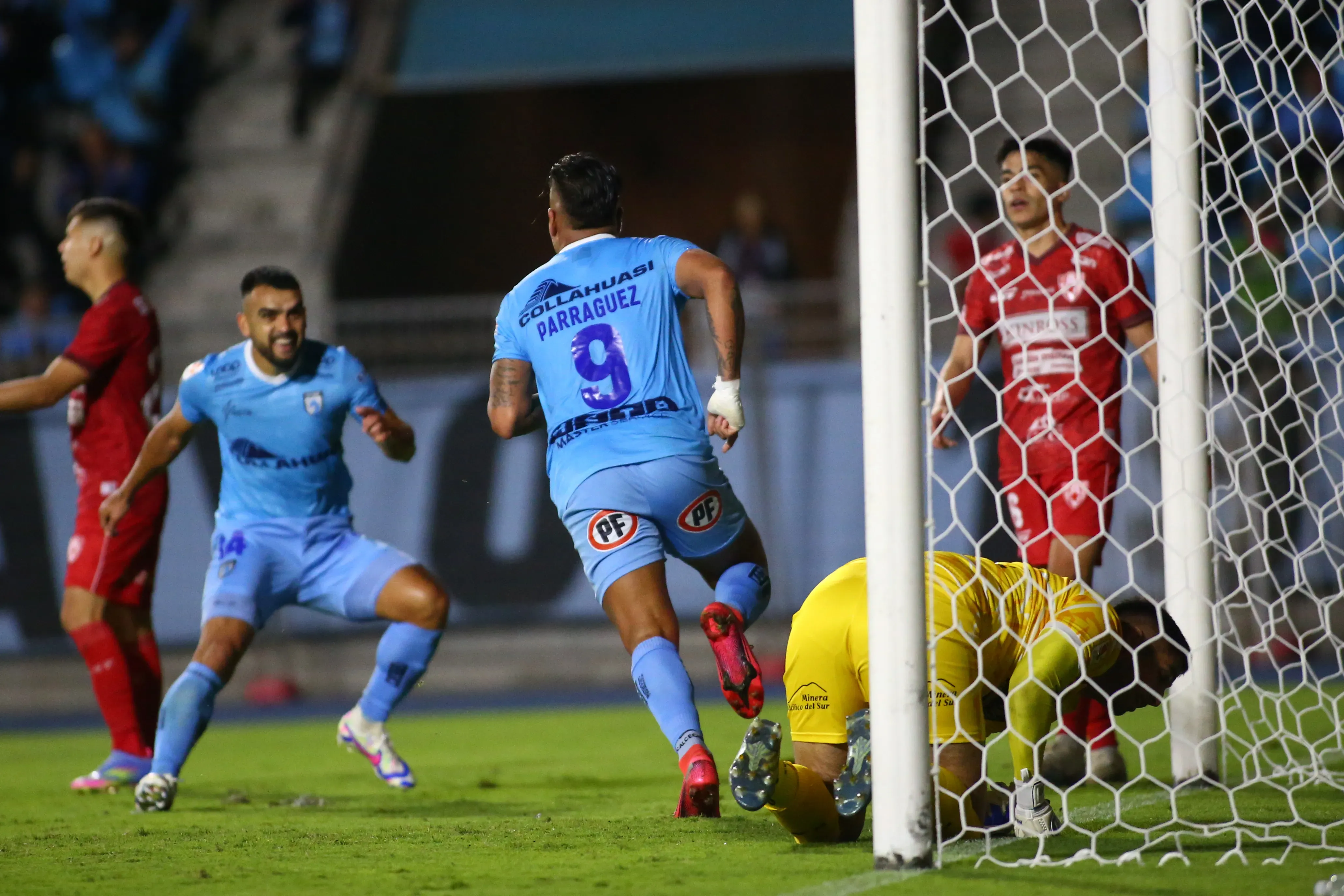 Javier Parraguez festeja uno de los dos goles que convirtió en Deportes Iquique. (Alex Diaz/Photosport).