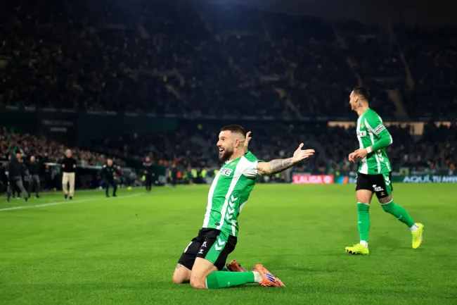 Betis celebra un gol en La Cartuja con Pellegrini de fondo