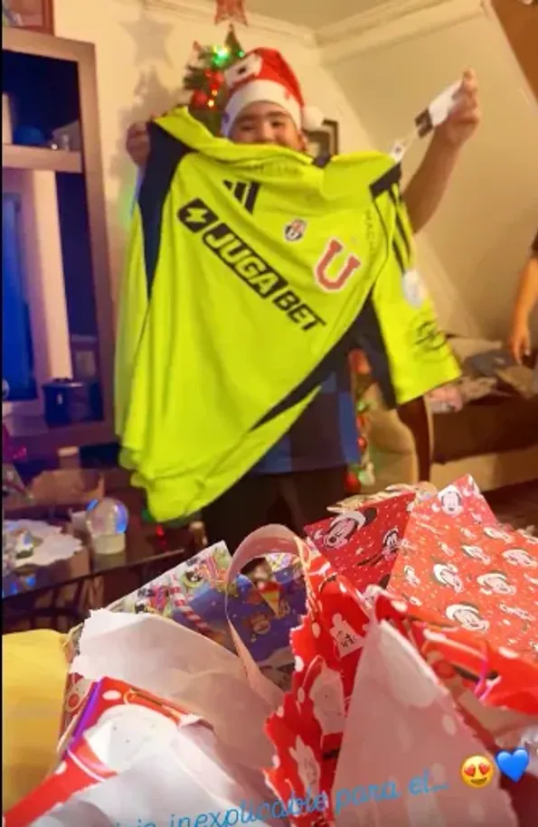 Herrera chocho con el regalo de su hijo Bruno