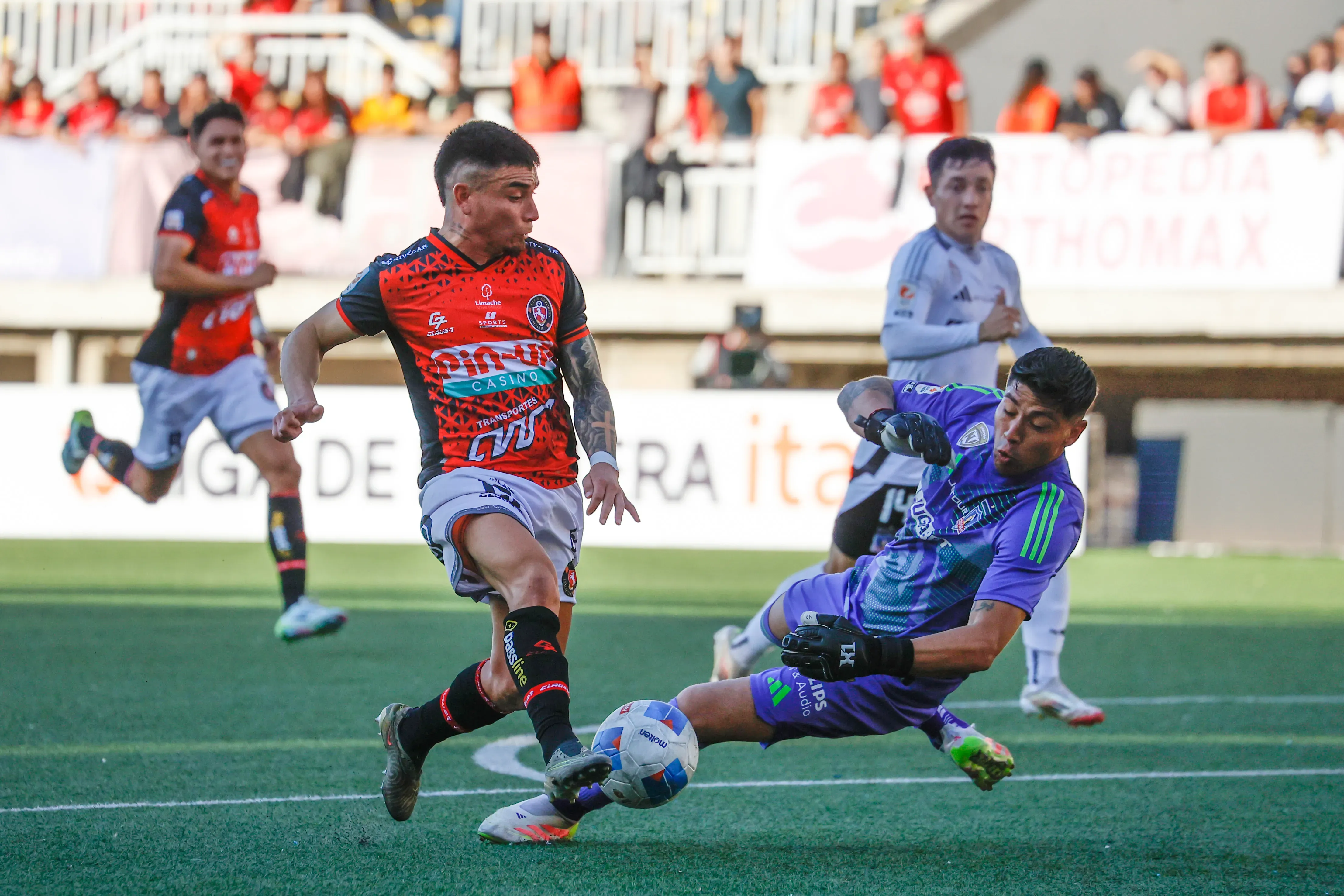 Futbol, Deportes Limache vs Colo Colo.
Fecha 10, campeonato Nacional 2025.
El jugador de Deportes Limache, Daniel Castro, izquierda, disputa el balon con Brayan Cortes de Colo Colo durante el partido de primera division realizado en el estadio Lucio Farina de Quillota, Chile.
02/05/2025
Raul Zamora/Photosport
Football, Deportes Limache vs Colo Colo.
10th round, 2025 National Championship.
Deportes Limache’s player Daniel Castro, left, vies for the ball against Brayan Cortes of Colo Colo during the first division match at the Lucio Farina stadium in Quillota, Chile.
02/05/2025
Raul Zamora/Photosport