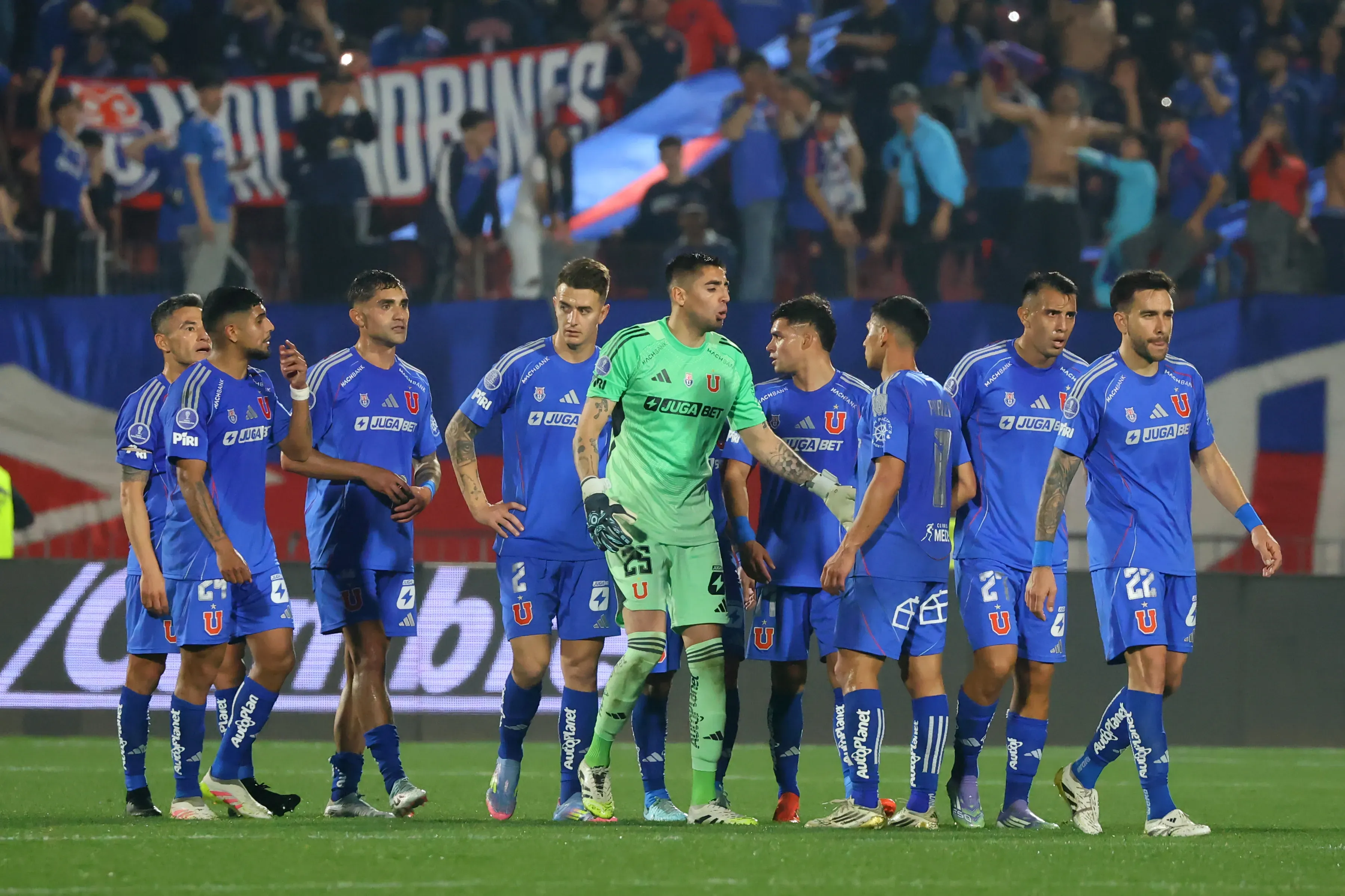 Futbol, Universidad de Chile vs Independiente.
Octavos de final, Copa Sudamericana 2025.
Los jugadores de Universidad de Chile celebran el triunfo durante el partido de ida de los octavos de final de la Copa Sudamericana contra Independiente disputado en el estadio Nacional de Santiago, Chile.
13/08/2025
Jonnathan Oyarzun/Photosport
Football, Universidad de Chile vs Independiente.
Round of 16, 2025 Copa Sudamericana Championship.
Universidad de Chile players reacts after winning during a first leg match of round of 16, of the Copa Sudamericana Championship against Independiente at the Nacional stadium in Santiago, Chile.
13/08/2025
Jonnathan Oyarzun/Photosport