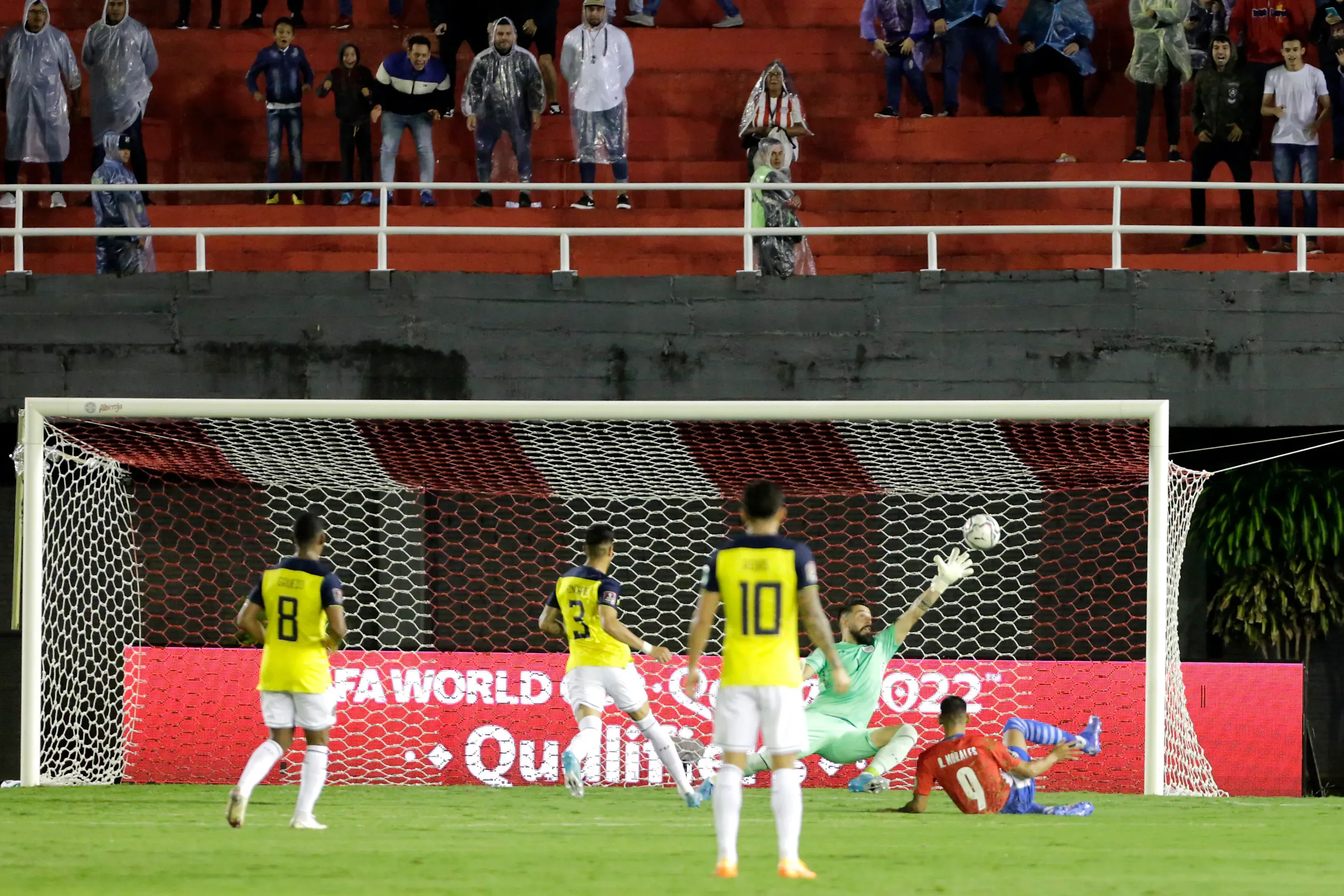 Robert Morales y su gol con la selección paraguaya.