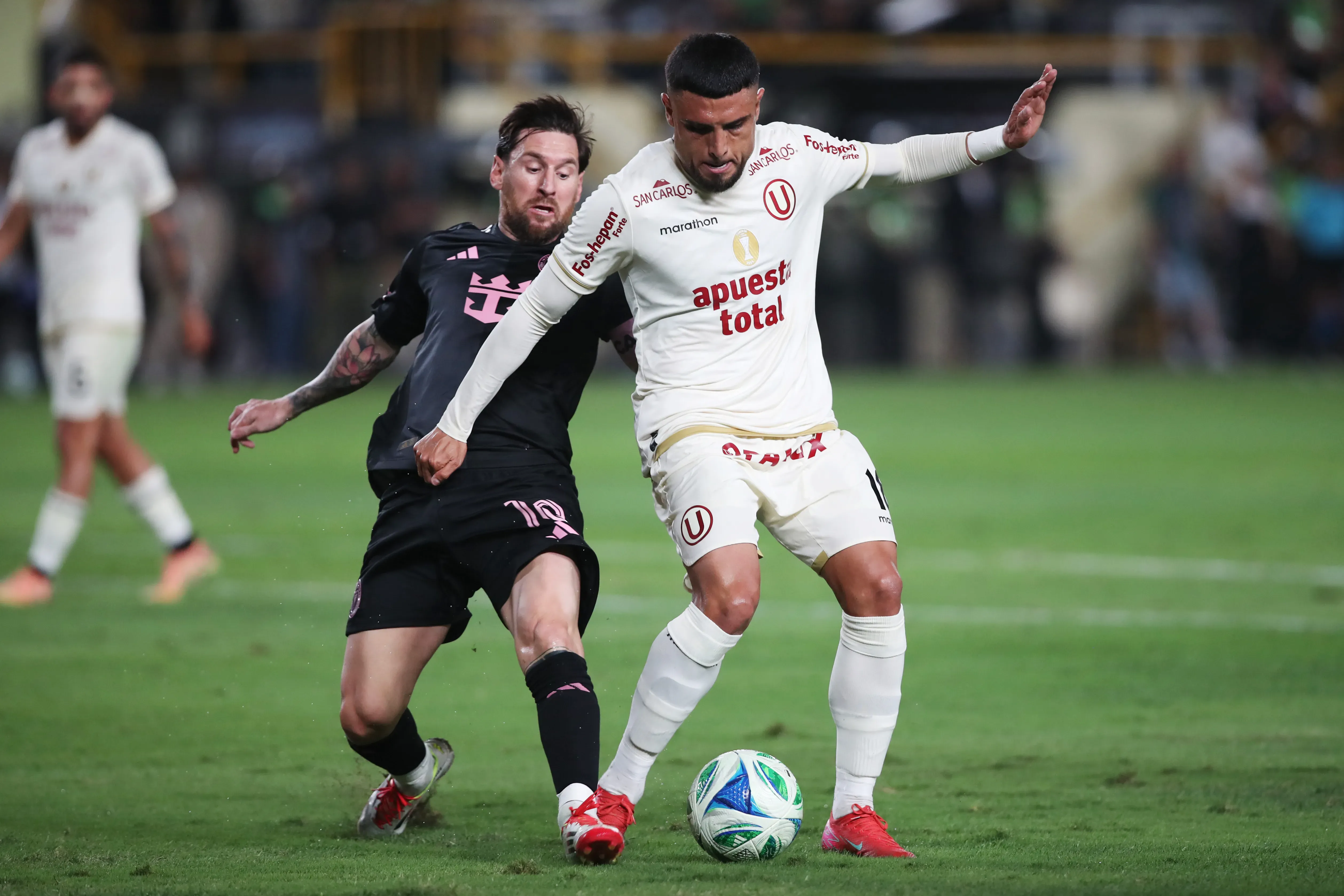 Ureña enfrentó a Messi en un amistoso por Universitario. Imagen: Getty