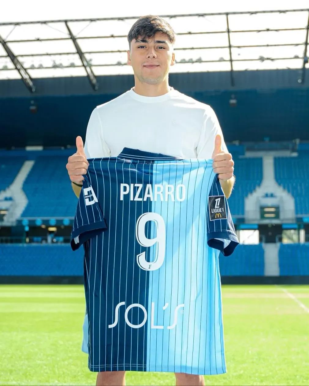 Pizarro al ser presentado en Francia.