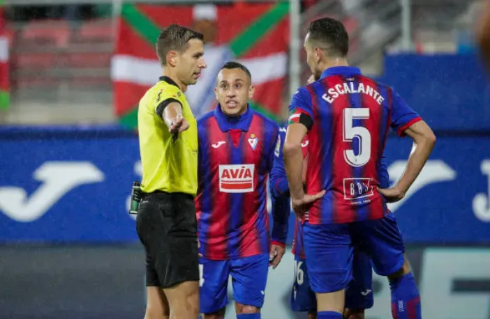 Fabián Orellana y Gonzalo Escalante juntos en el Eibar español. (Getty Images).