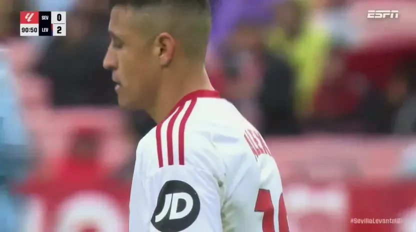 La cara de Alexis Sánchez tras cederle el penal a Isaac Romero. (Captura ESPN).