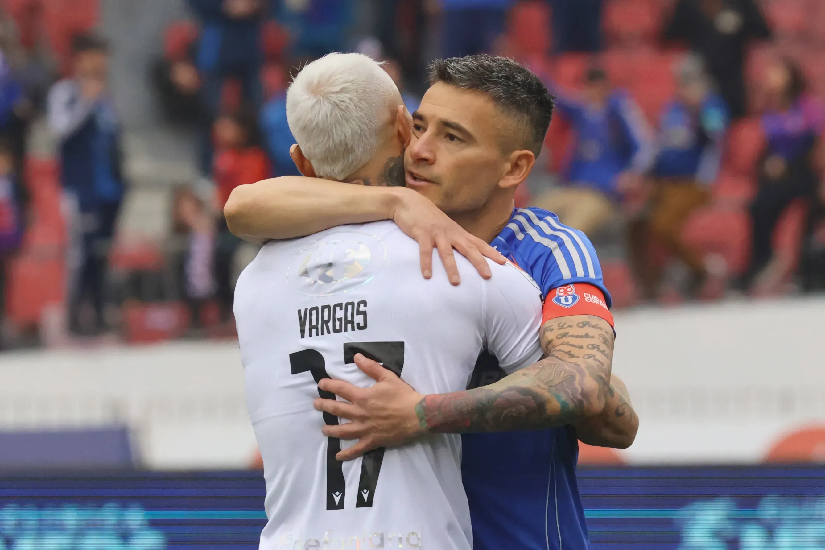 Eduardo Vargas y Charles Aránguiz: un abrazo que en la U esperan repetir mucho | Photosport
