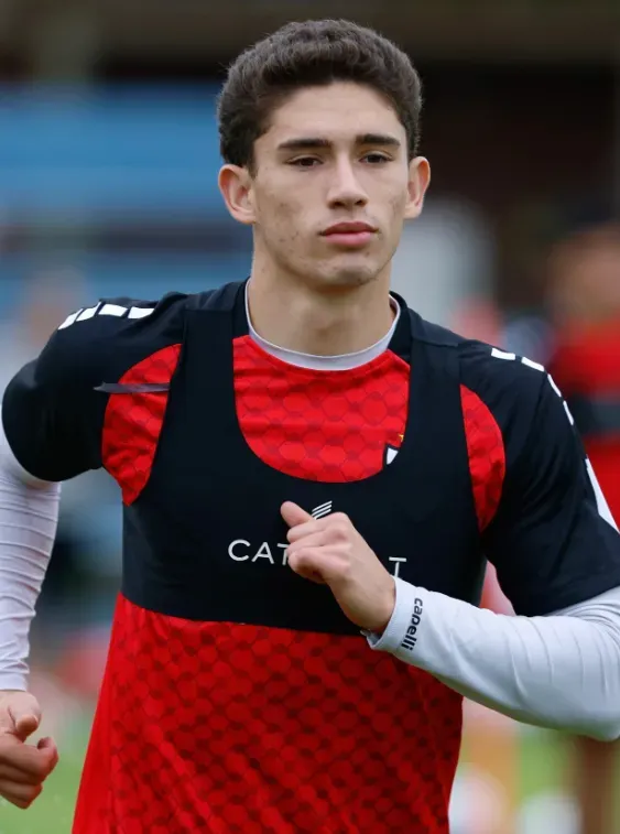 Simón Pinto en acción durante las prácticas de Palestino en 2026. (Captura Instagram).