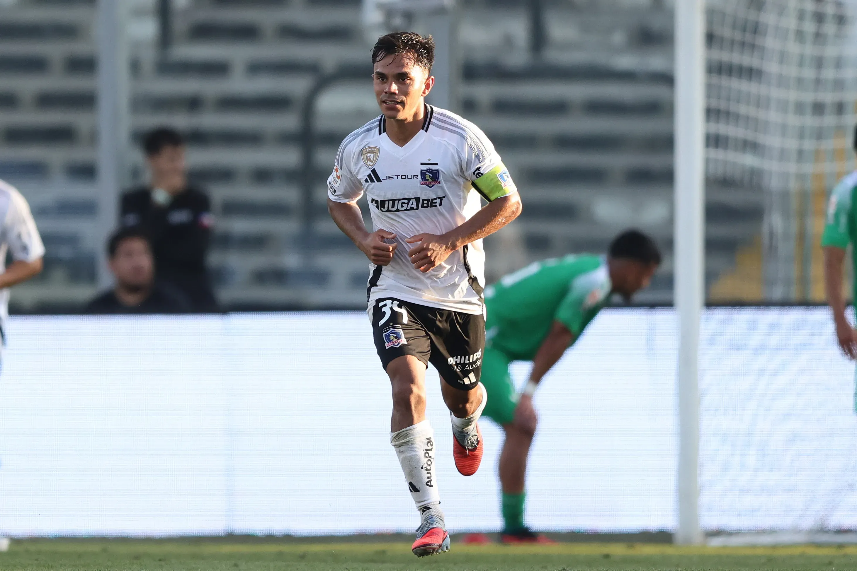 Fernando Ortiz quiere a un nuevo jugador para reemplazar a Vicente Pizarro en Colo Colo. | Foto: Photosport.
