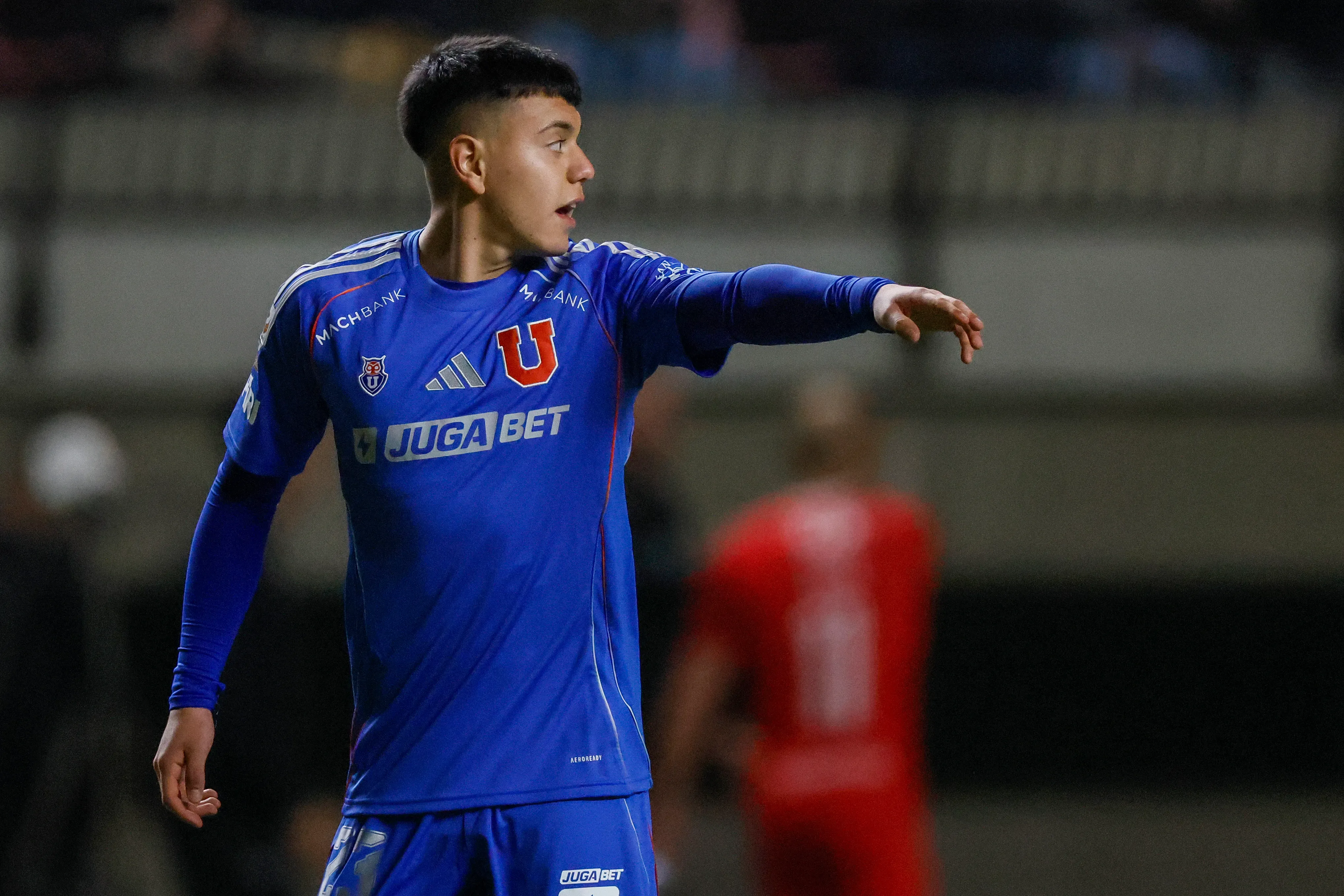 Ignacio Vásquez en acción por el primer equipo de Universidad de Chile. (Andres Pina/Photosport).
