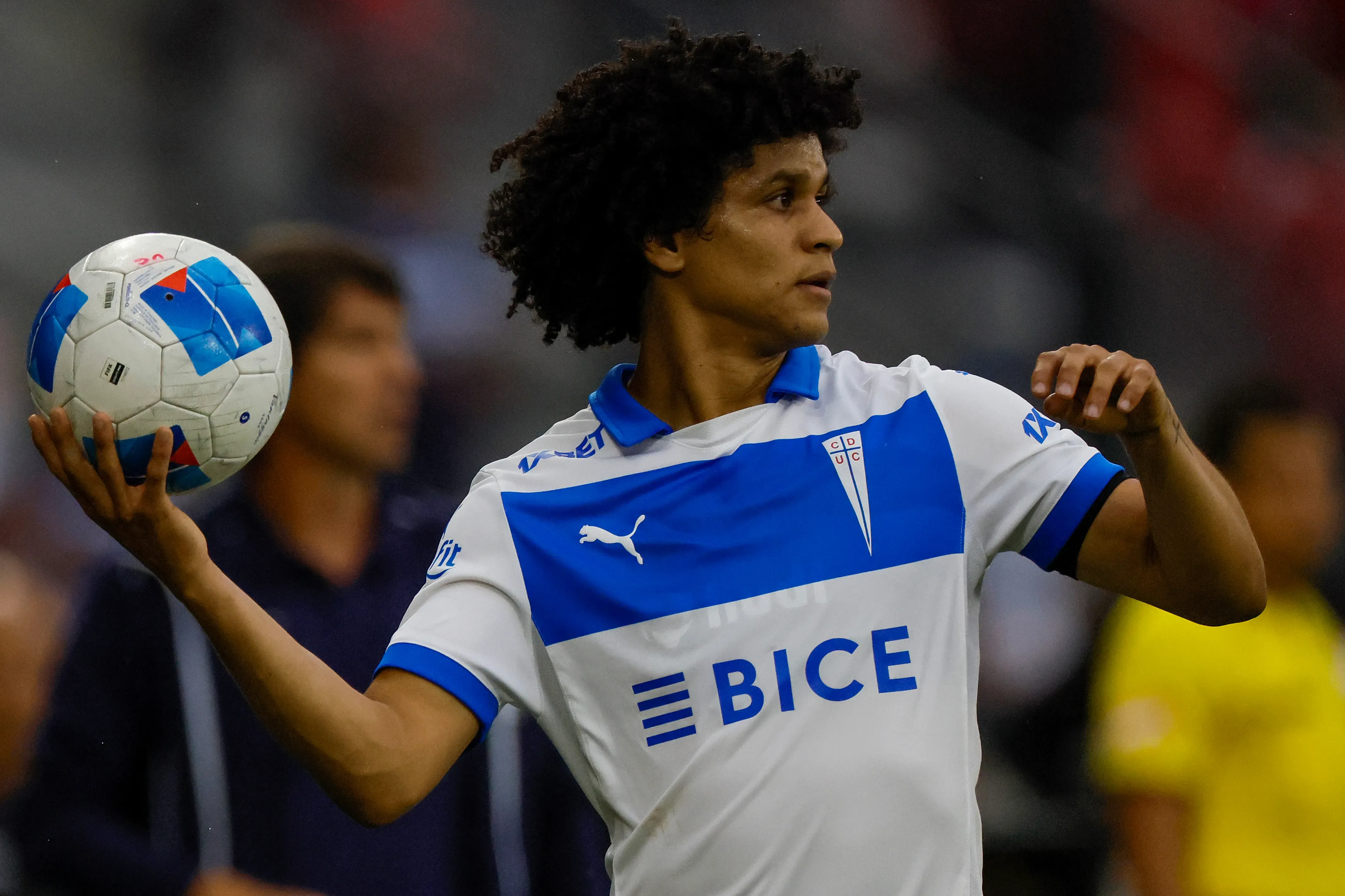 Eduard Bello se queda en la UC. Andres Pina/Photosport