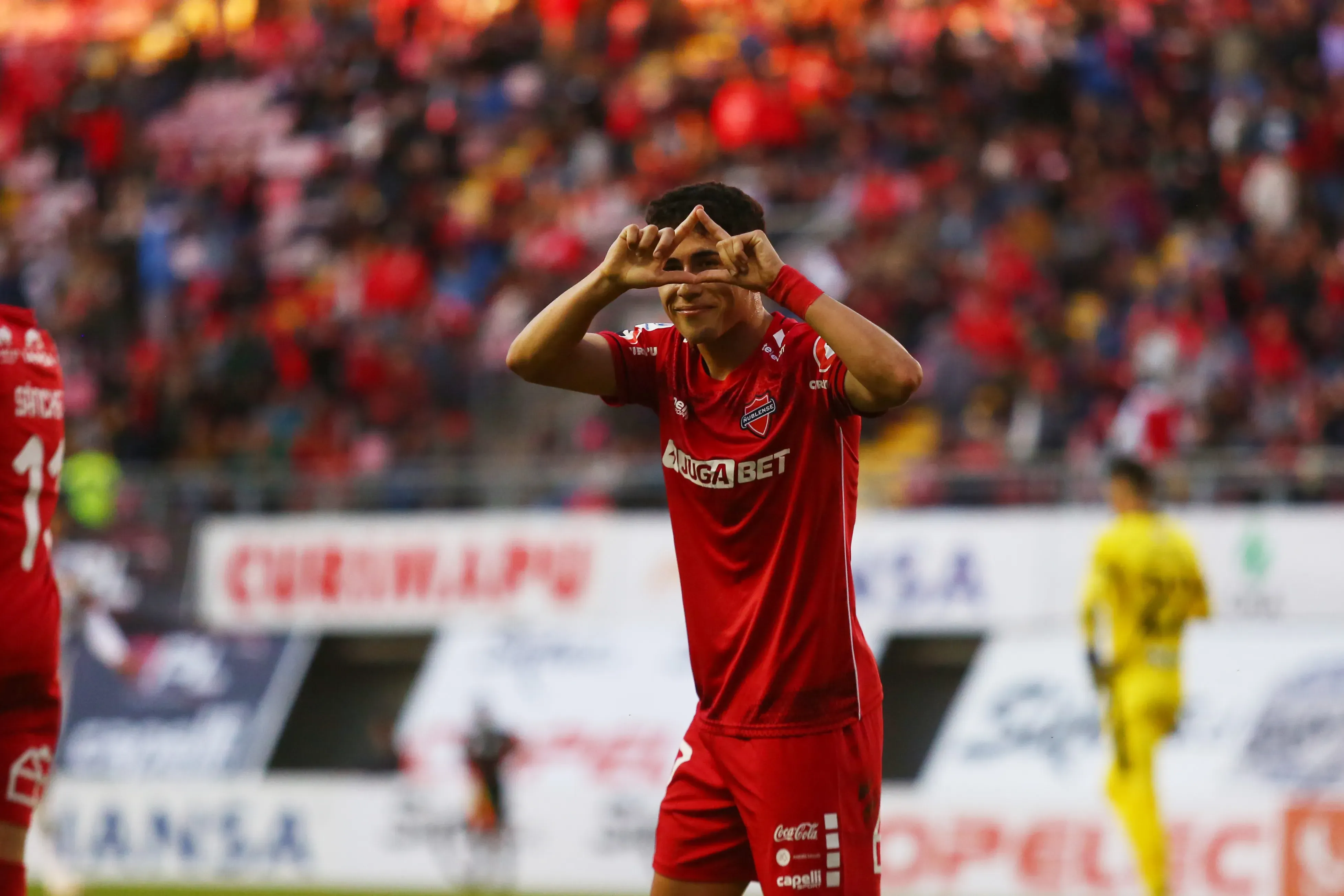 Flavio Moya celebró así el golazo de globito que le anotó a Cobreloa en Chillán. (Mauricio Ulloa/Photosport).
