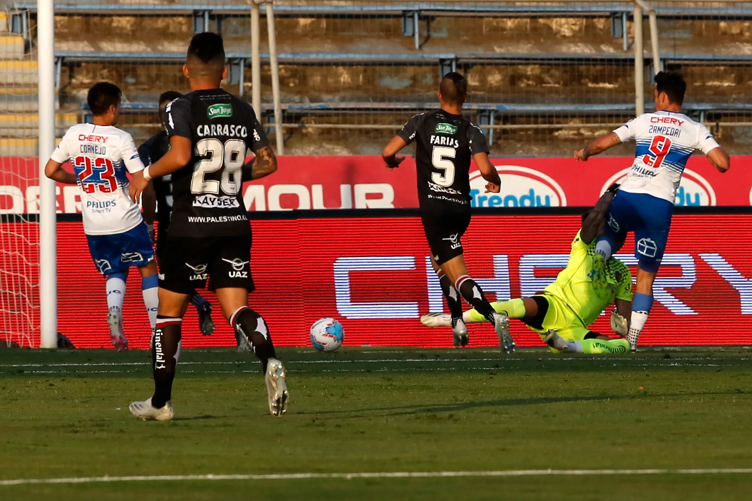 El golpazo de Zampedri a Lanzillota en un partido entre la UC y Palestino. (Jonnathan Oyarzun/Photosport).