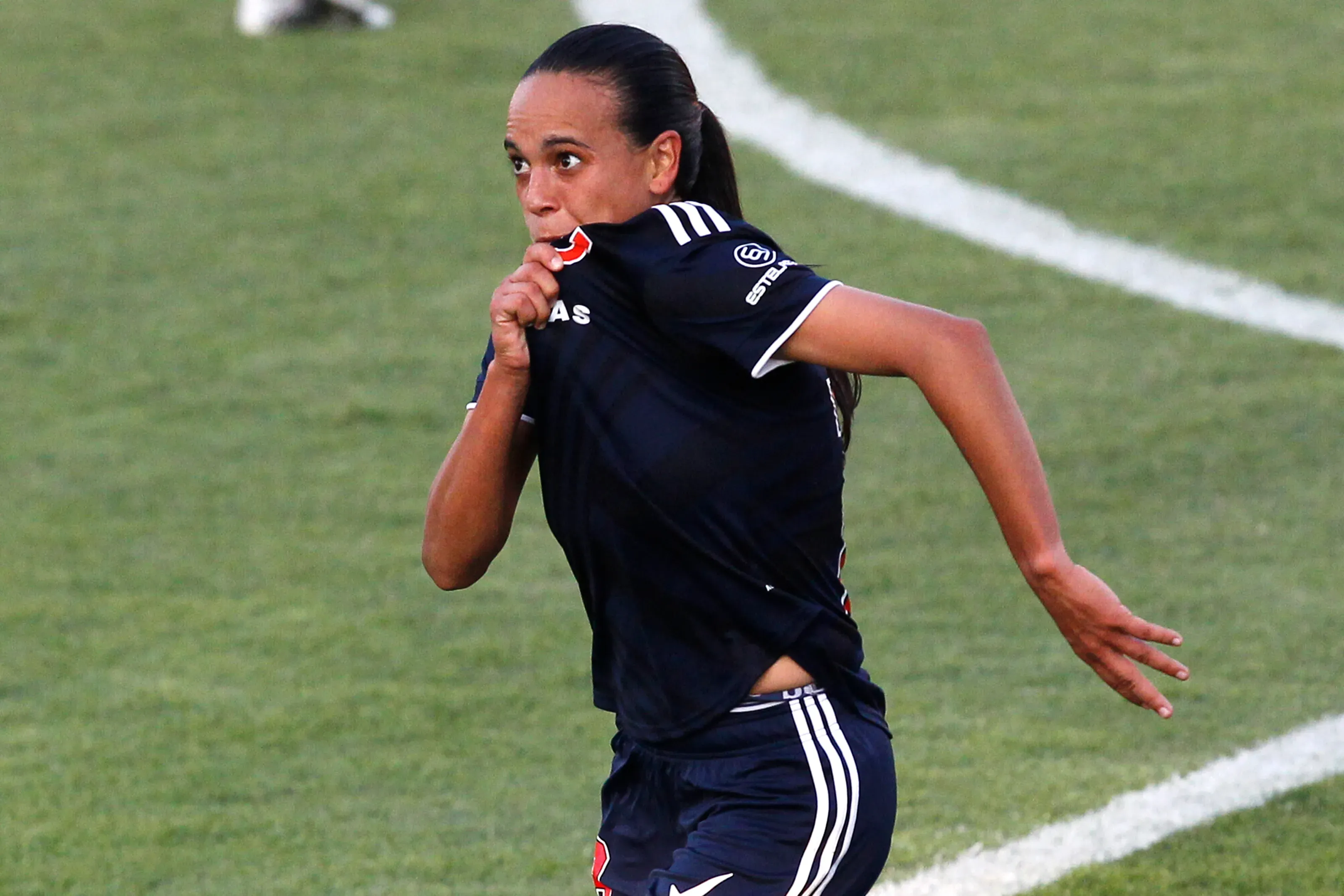 Bárbara Sánchez viajó ocho días en bus para llegar a Chile. Foto: Jonnathan Oyarzun/Photosport