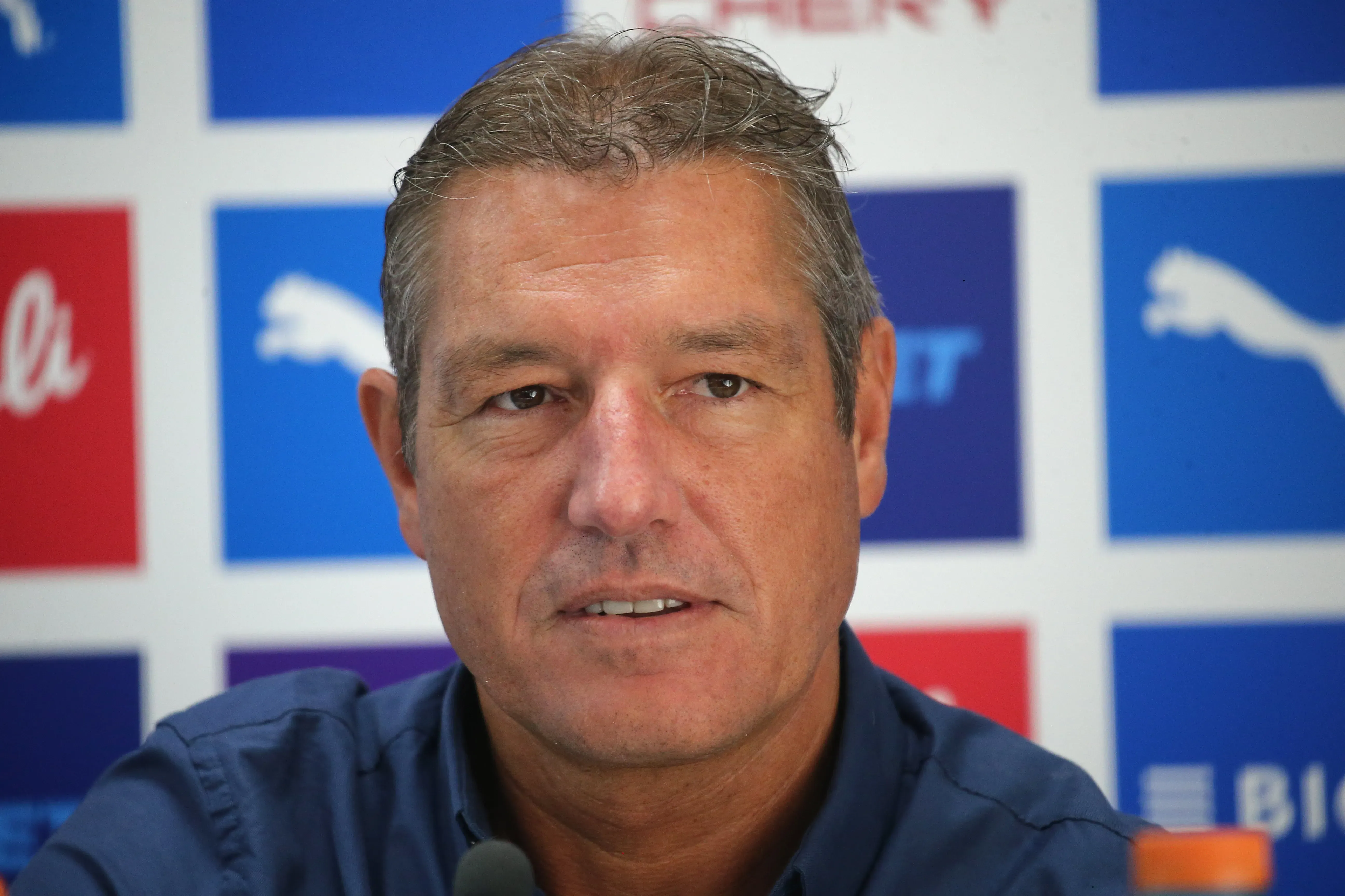 El Tati Buljubasich lleva varios años en su cargo. Sabe perfectamente que hay negociaciones que no son inmediatas. Como la de Bello. (Javier Salvo/Photosport).