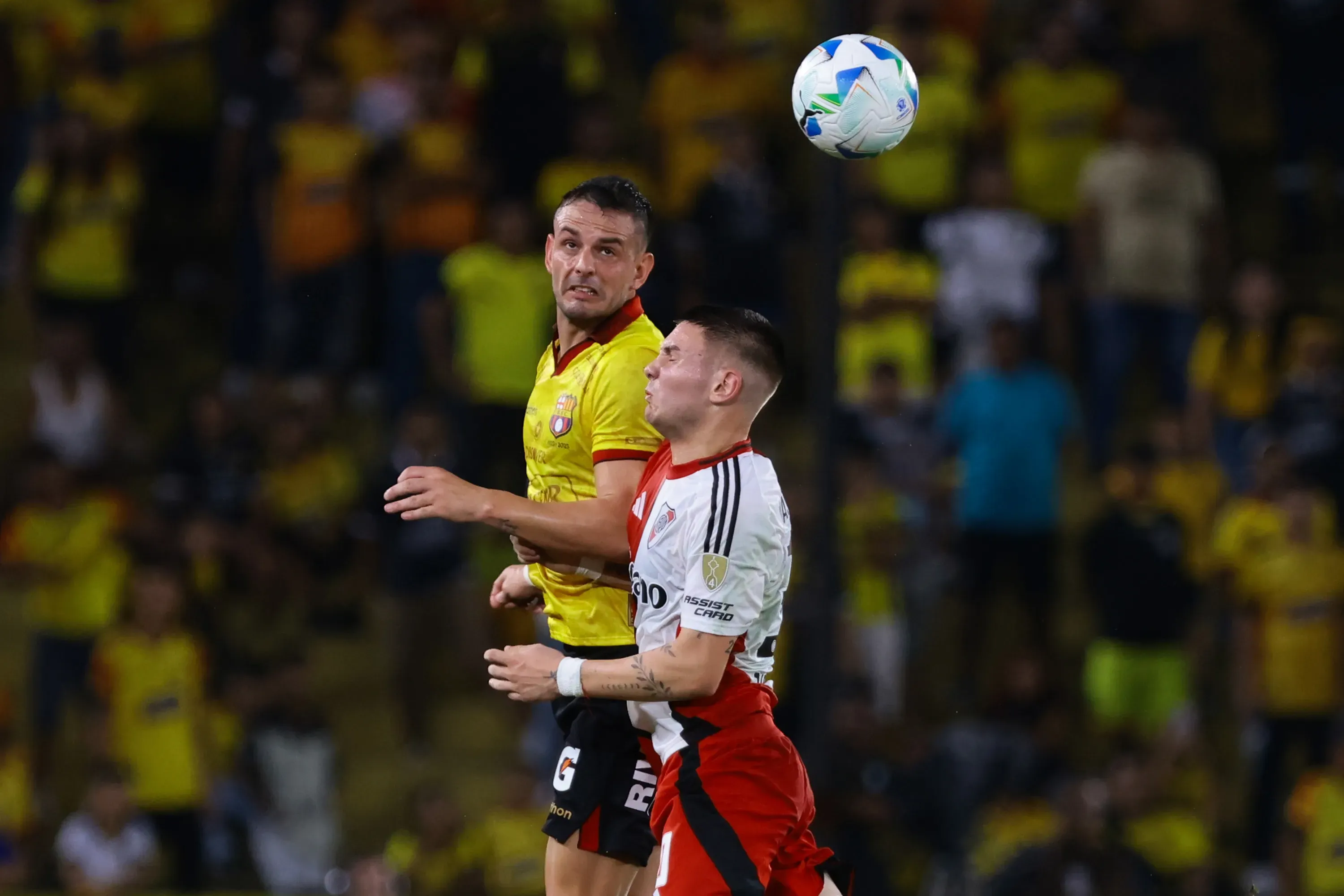 Octavio Rivero lucha un balón aéreo con Franco Mastantuono, hoy jugador del Real Madrid. (Franklin Jacome/Getty Images).