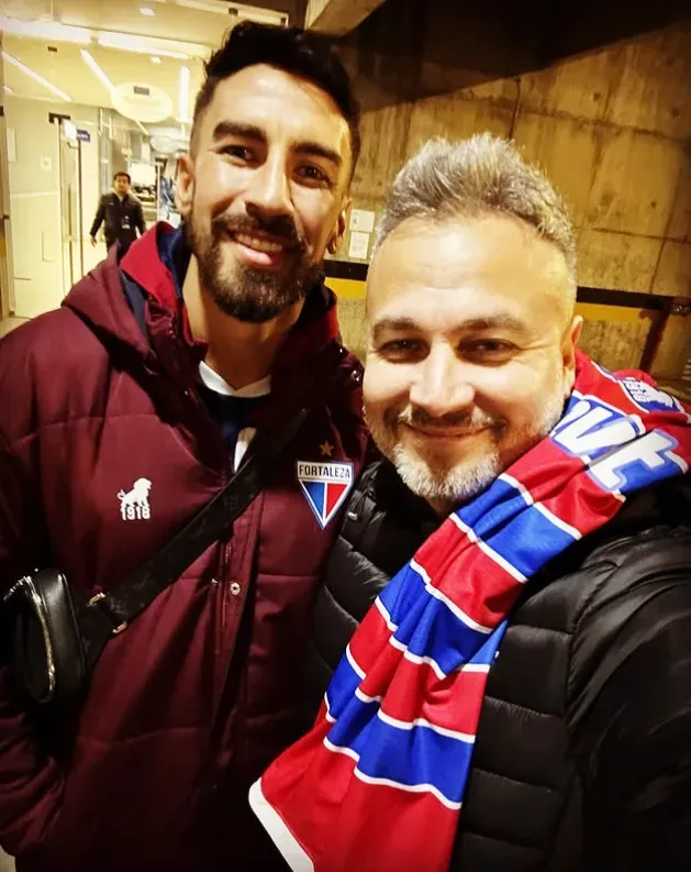 Christian Millar junto al Gato Lucero cuando jugó por Fortaleza ante Palestino. (Captura Instagram).