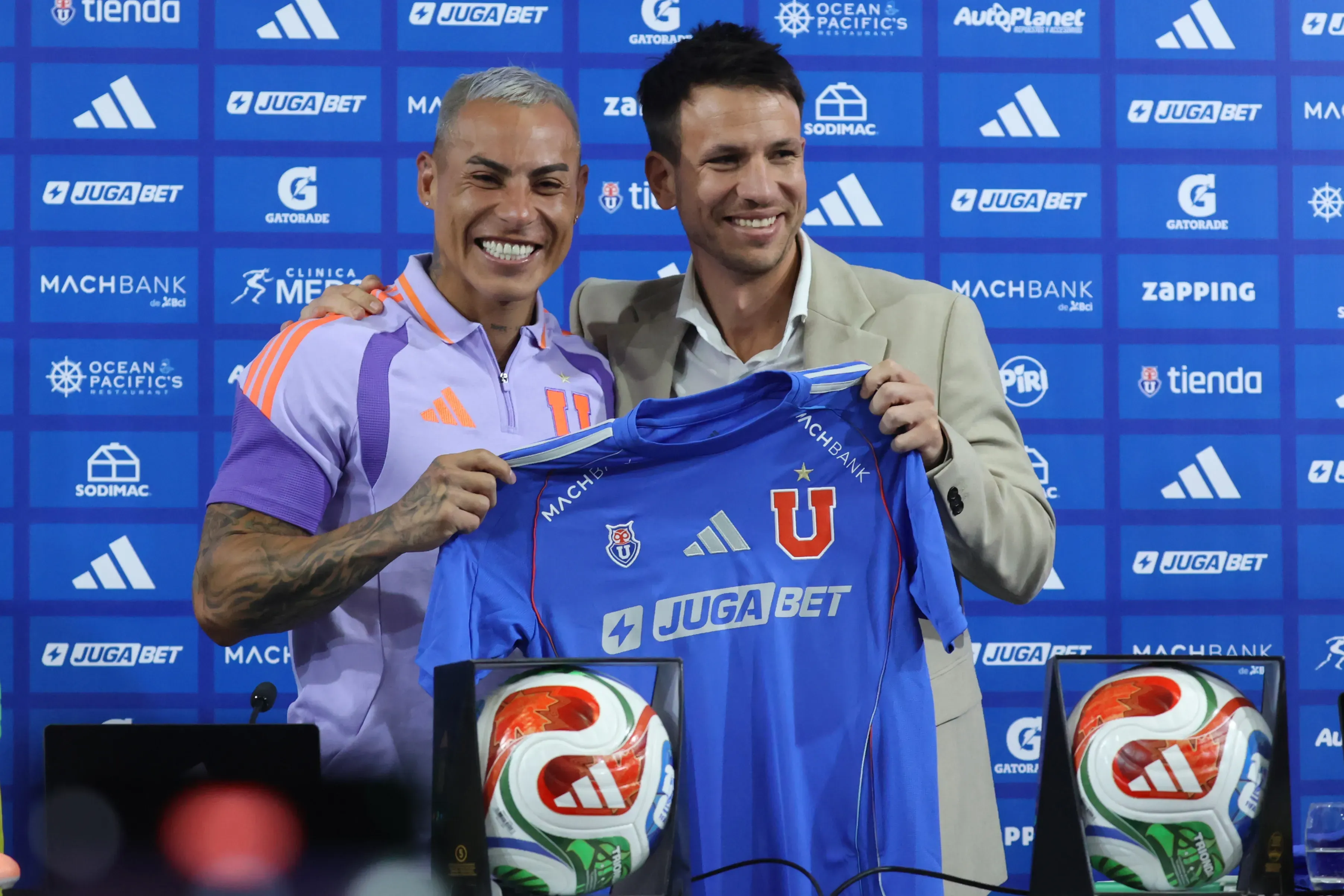 Eduardo Vargas presentado de manera oficial en la Universidad de Chile. Foto: Dragomir Yankovic/Photosport