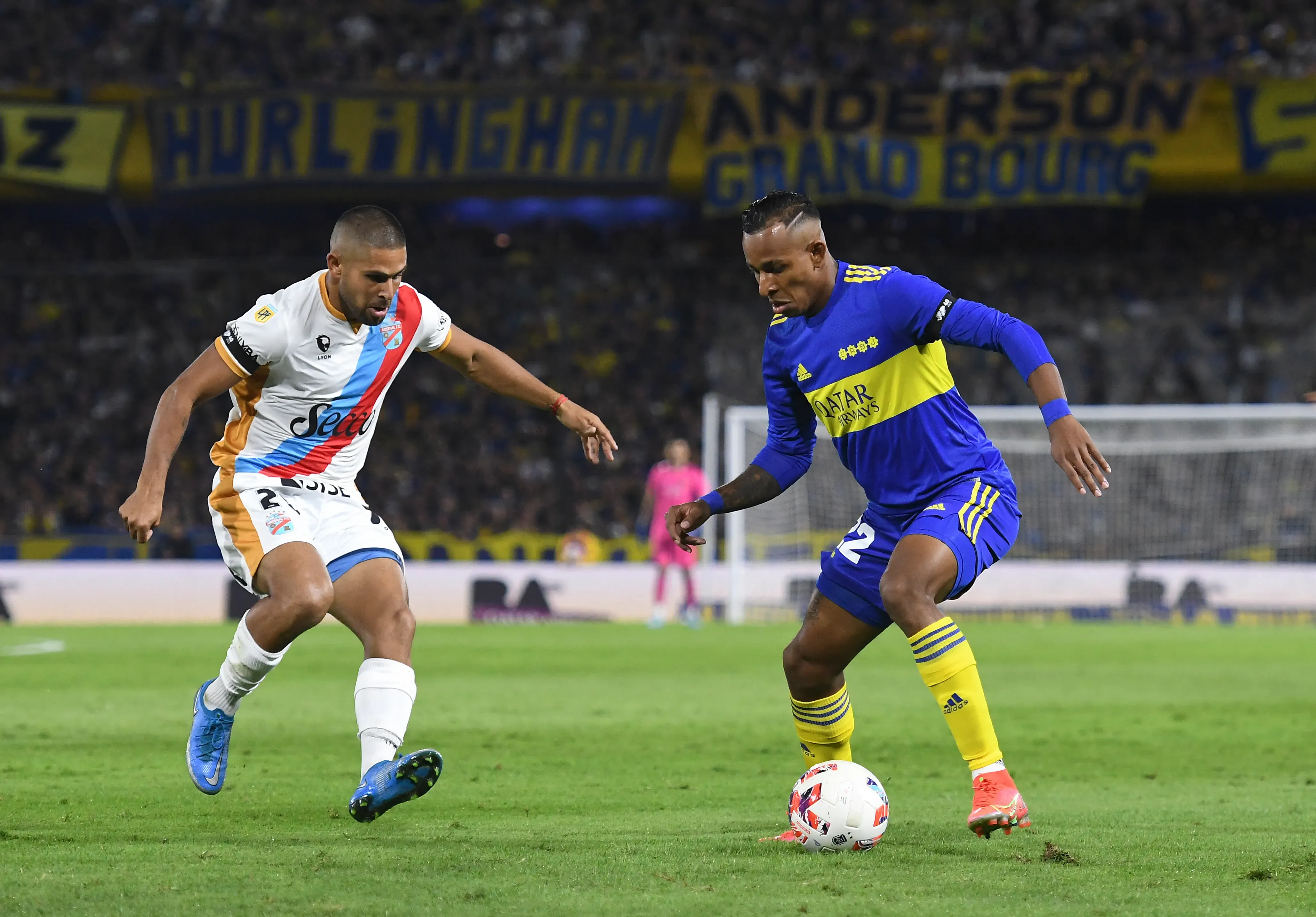 William Machado marca al colombiano Sebastián Villa en La Bombonera con la camiseta de Arsenal. (Marcelo Endelli/Getty Images).