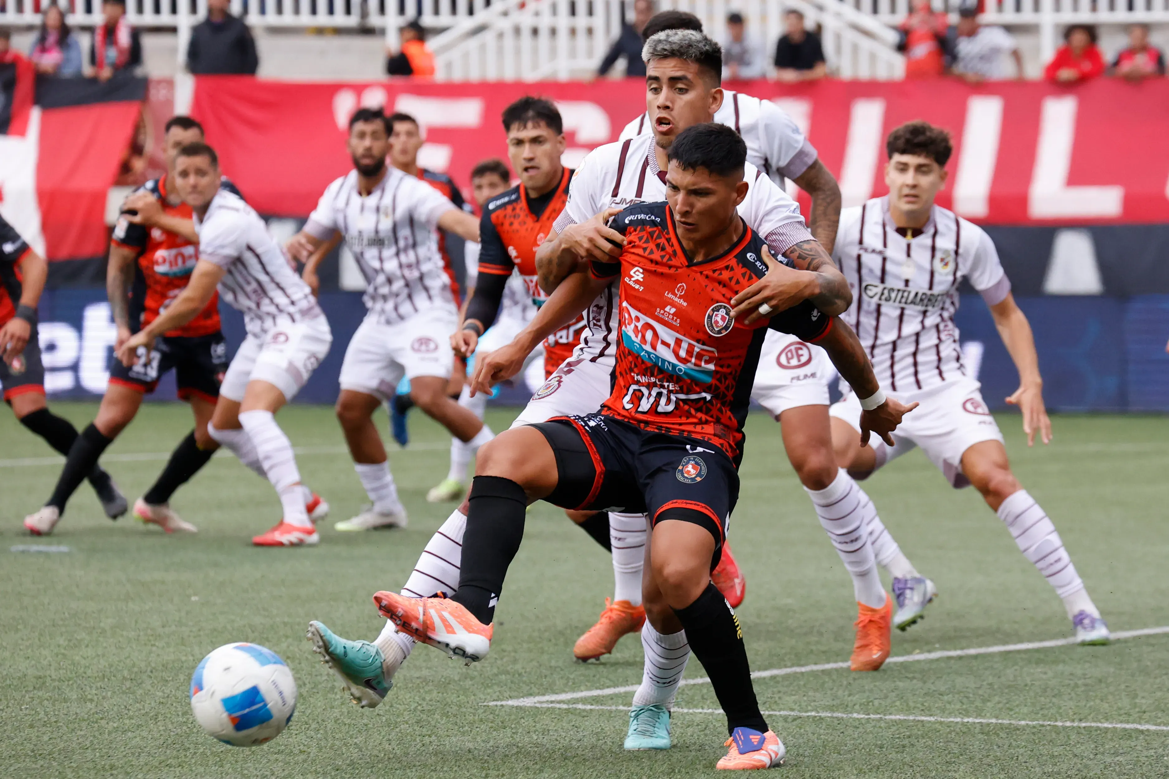 Joaquín Plaza lucha un balón con Andrés Zanini, defensor que renovó su contrato en Deportes La Serena. (Raul Zamora/Photosport)