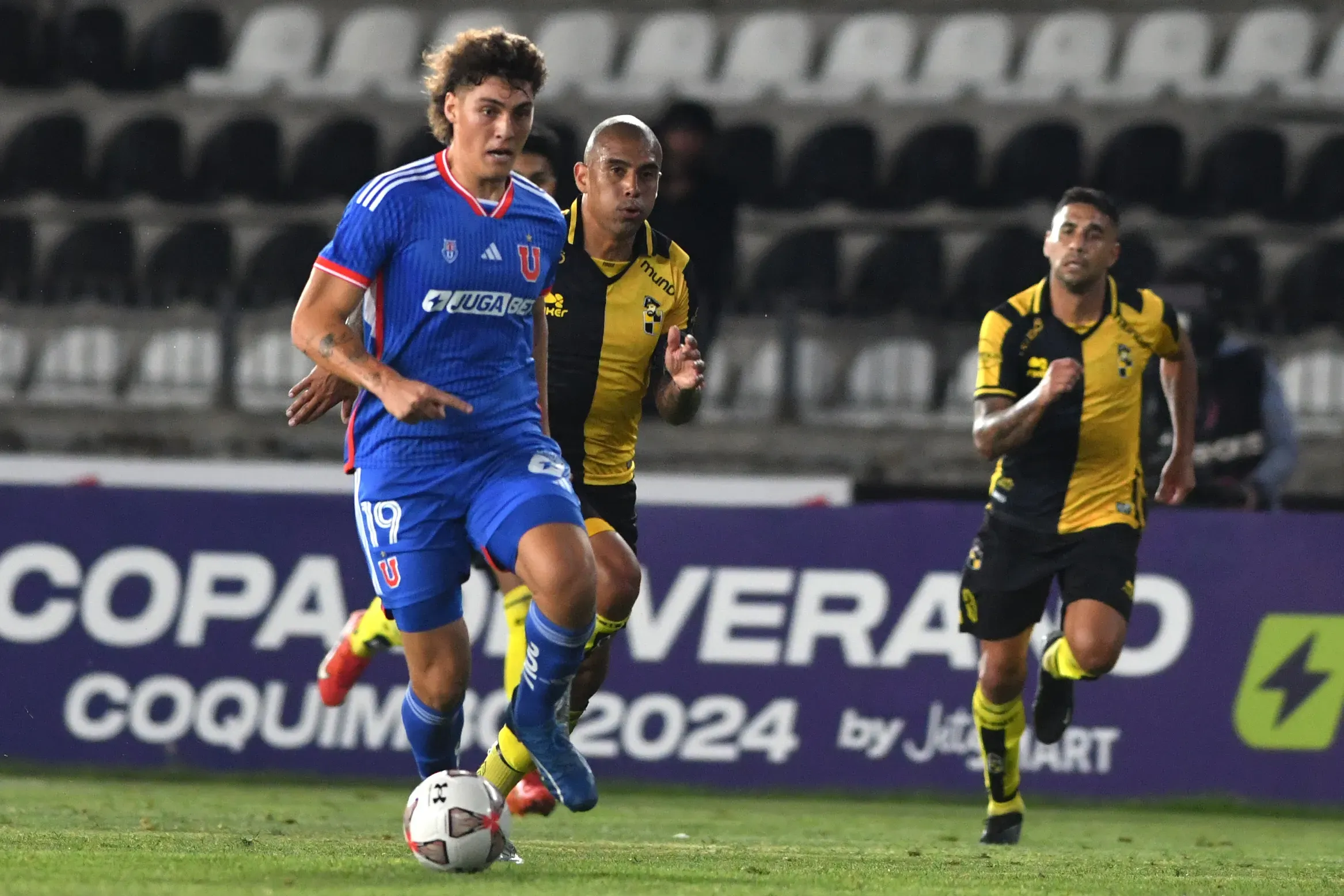 Cristóbal Muñoz en acción ante Coquimbo Unido durante la Copa de Verano 2024. (Alejandro Pizarro Ubilla/Photosport).