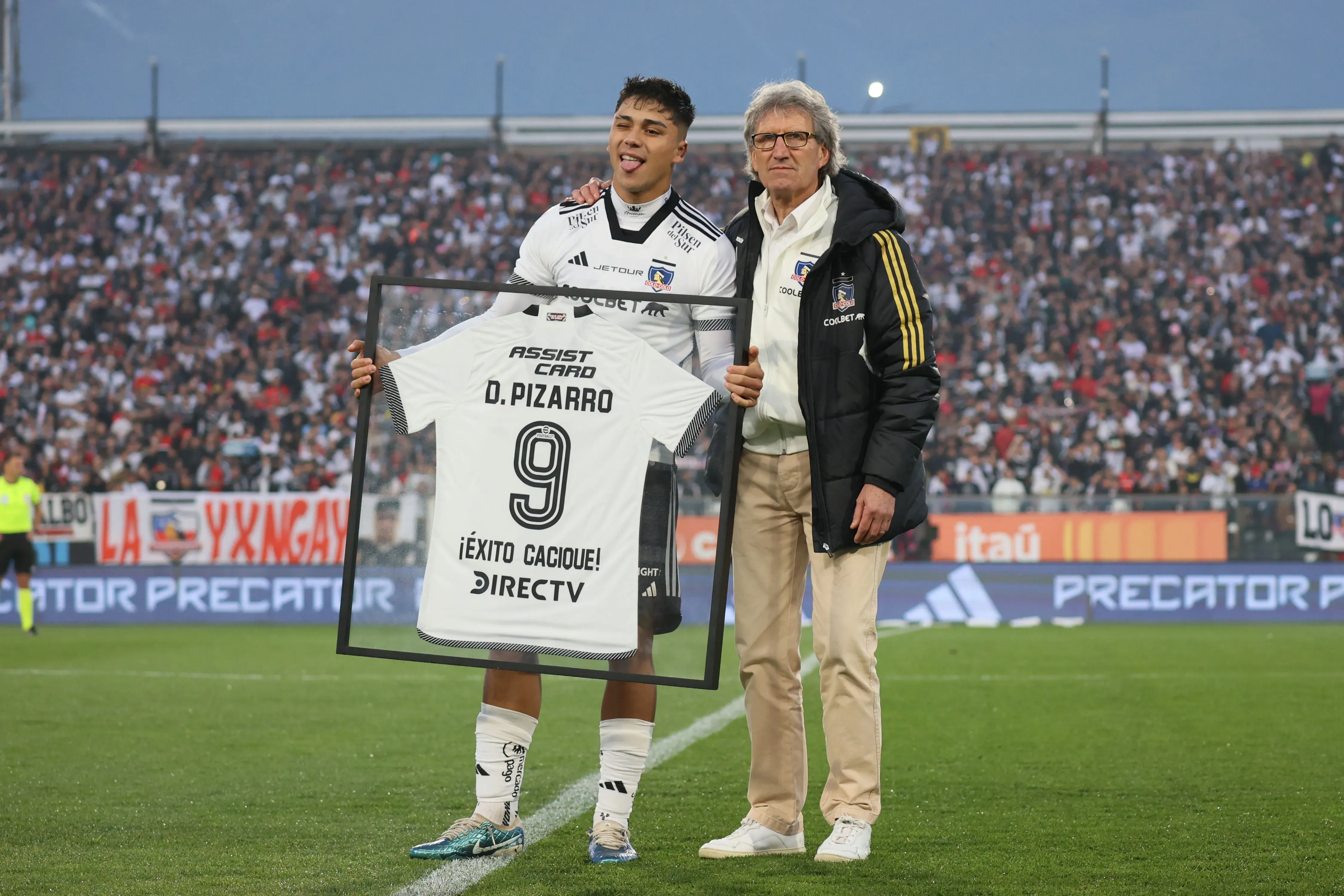 Este homenaje se le hizo a Damián Pizarro poco antes de partir rumbo al Udinese de Italia. (Dragomir Yankovic /Photosport).