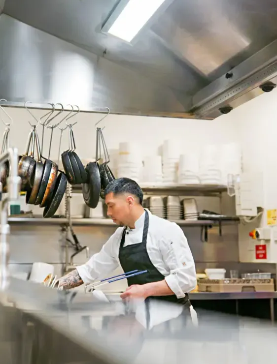 Emanuel Ponce en plena acción culinaria. (Foto: Las Últimas Noticias).