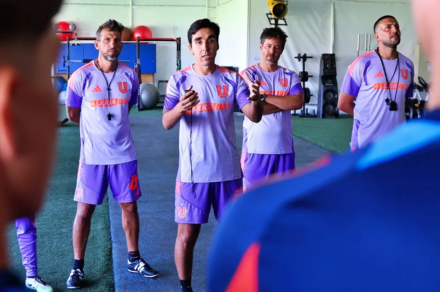 Meneghini llegó pisando fuerte a la U al cortar a un referente como Leandro Fernández. | Foto: Universidad de Chile.