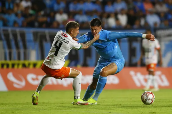 Steffan Pino ante Franco Bechtholdt, quien será su compañero en Cobresal este 2026. (Alex Diaz/Photosport).