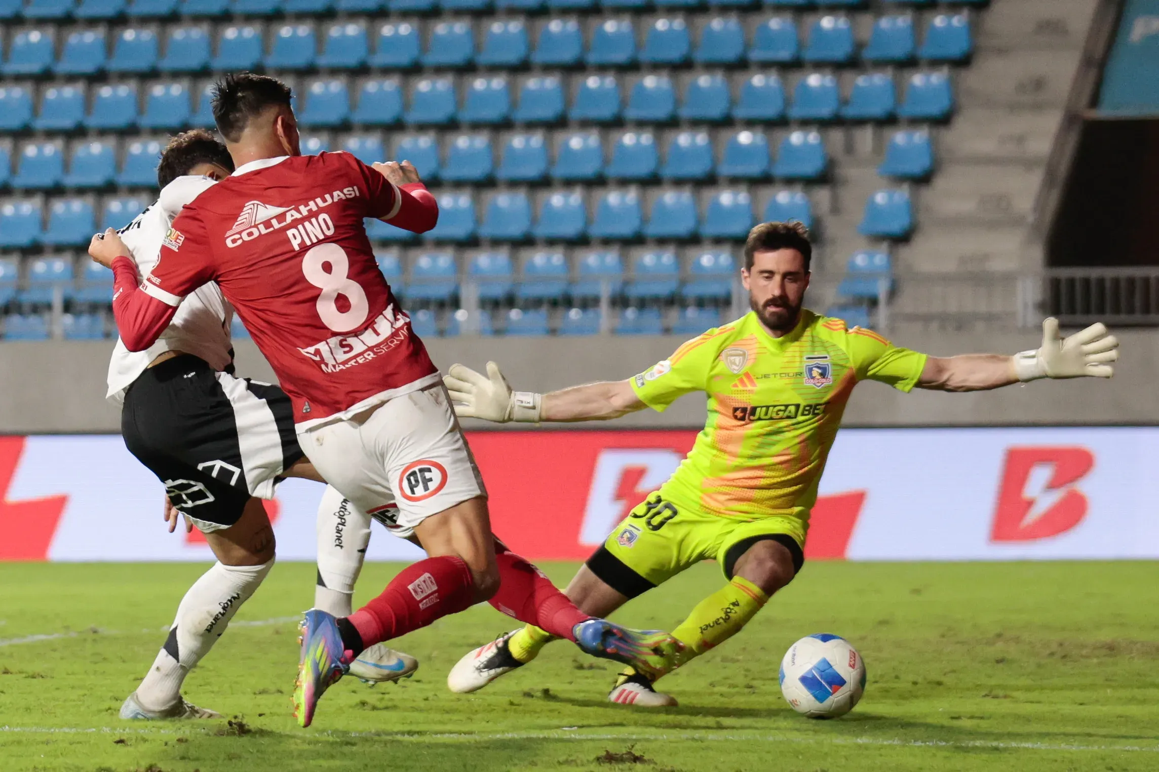 Steffan Pino ante Colo Colo en el Tierra de Campeones. (Johan Berna/Photosport).