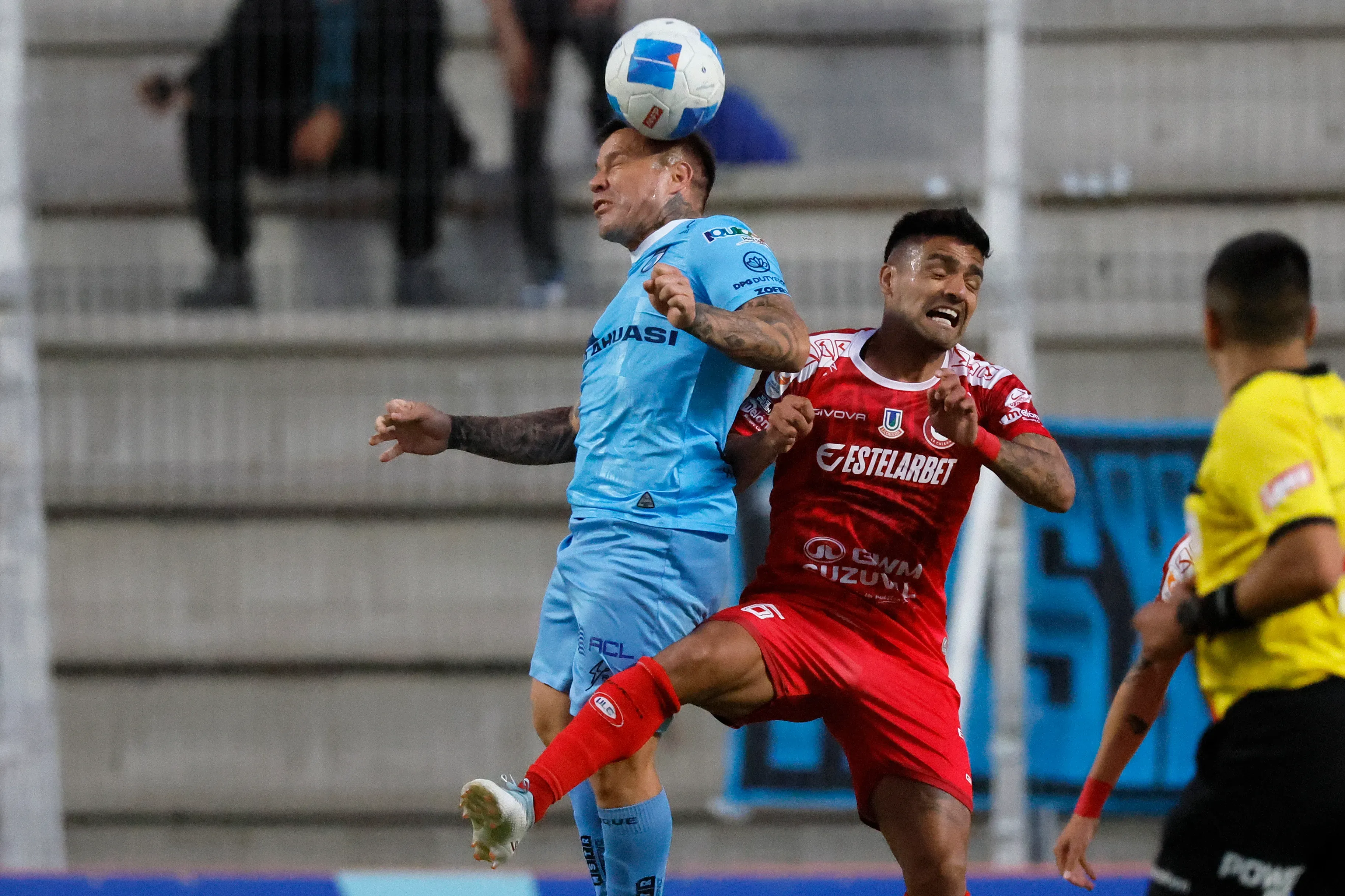 Felipe Campos lucha un balón con Álvaro Ramos en un partido entre Unión La Calera y Deportes Iquique. (Andres Pina/Photosport).