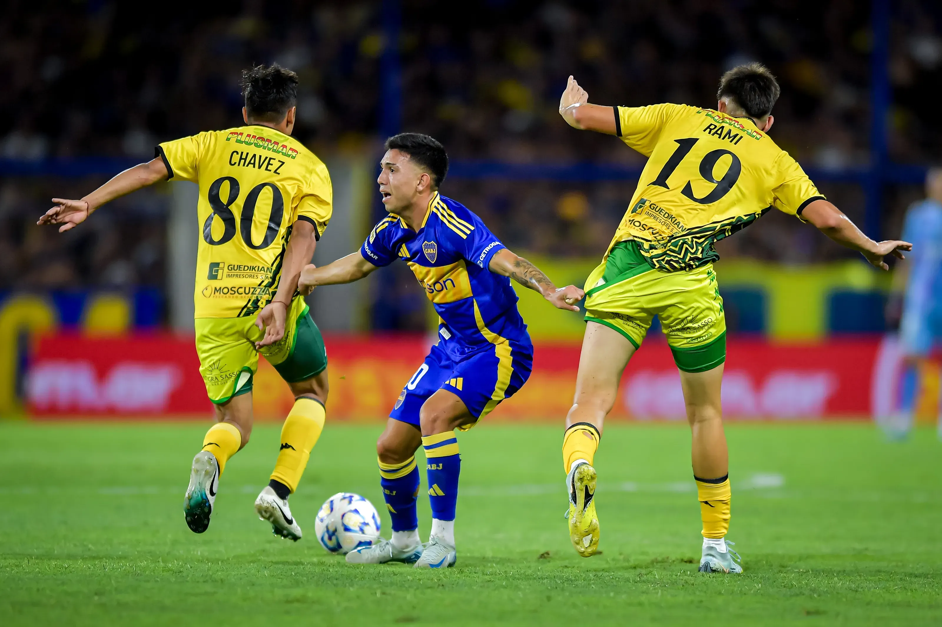 Franco Rami lucha un balón con Alan Velasco en La Bombonera en un partido entre Boca Juniors y Aldosivi. (Marcelo Endelli/Getty Images).