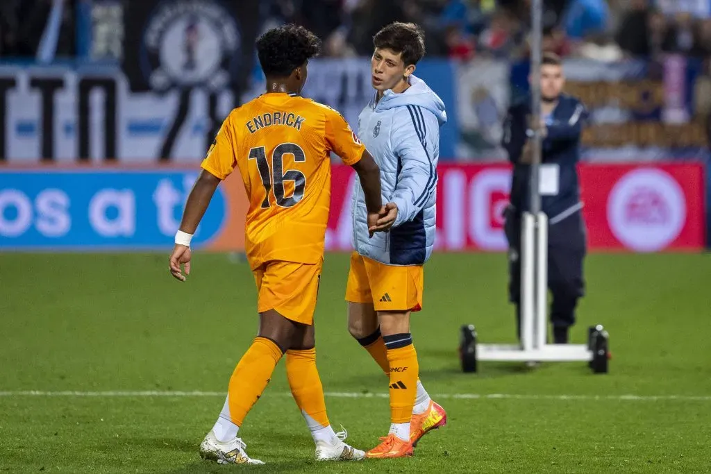 Endrick e Arda Guler cumprimentam-se. Foto: Imago.