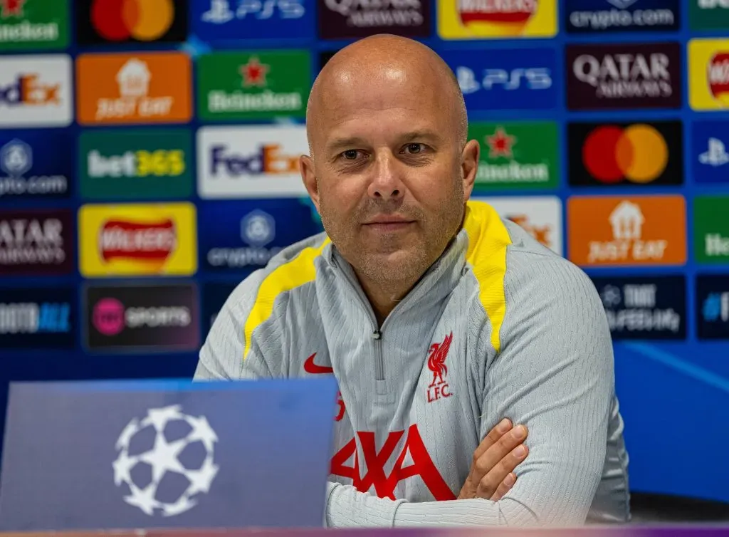 Arne Slot, treinador do Liverpool, em conferência de imprensa. Foto: Imago