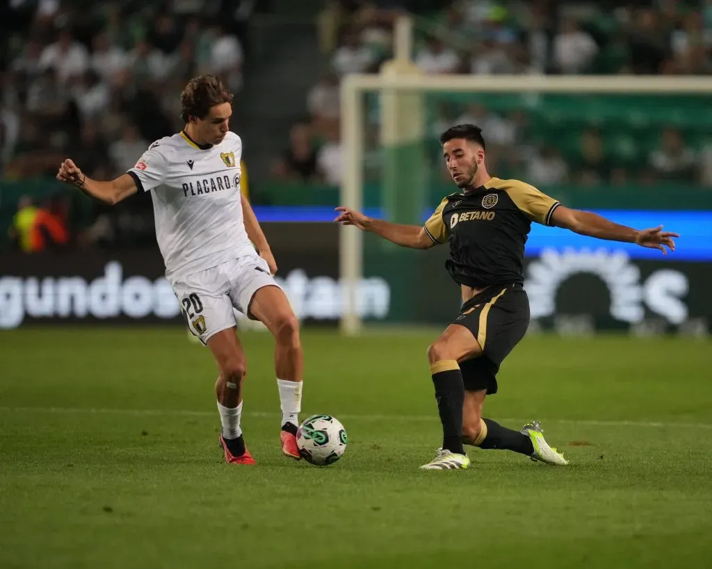 Gustavo Sá num duelo com Gonçalo Inácio, central do Sporting. Foto: Imago.
