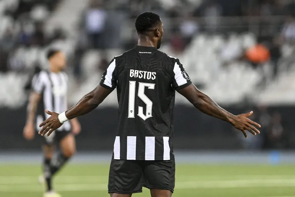 O internacional angolano Bastos poderá jogar contra o Porto, nos oitavos da prova. Foto: Imago.