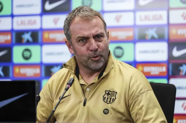 Hansi Flick, treinador do Barcelona, também esteve na conferência de imprensa de pré-jogo. Foto: Imago.
