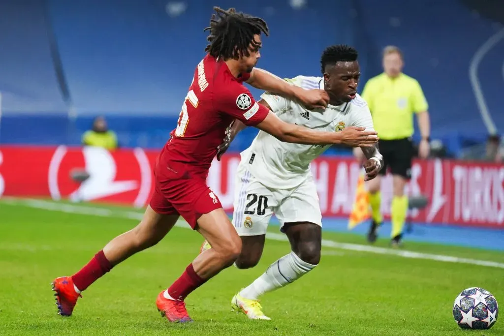 Trent a disputar um lance com Vinicius, possível futuro colega no Real Madrid. Foto: Imago.