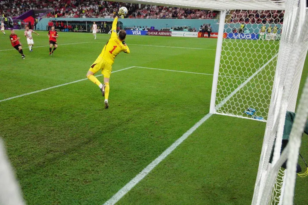 Uma defesa de Courtois com a camisola da seleção da Bélgica. Foto: Getty Images.