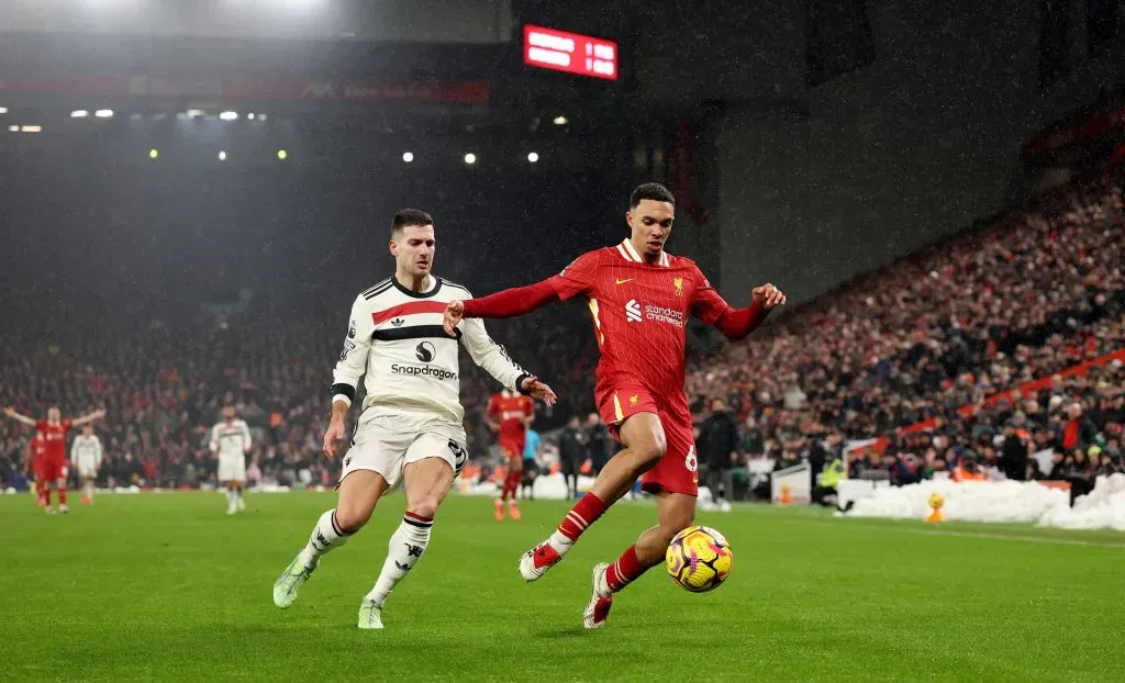 Trent Alexander-Arnold a ser pressionado por Diogo Dalot, no mais recente jogo contra o Manchester United. Foto: Carl Recine/Getty Images.