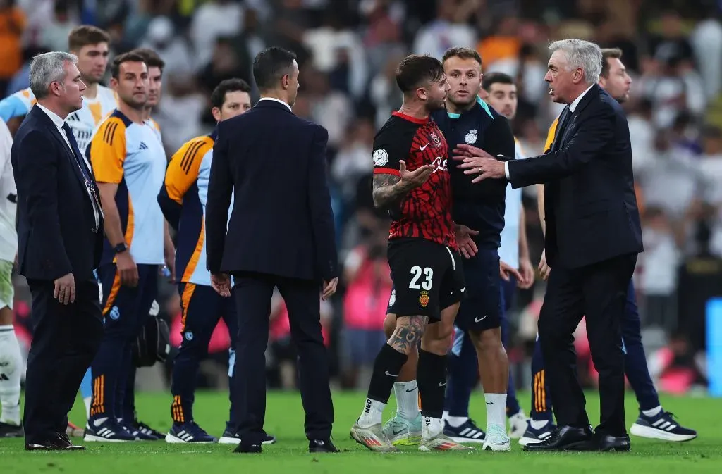 Pablo Maffeo a interagir com Ancelotti, durante a confusão no final do jogo. Foto: Yasser Bakhsh/Getty Images.