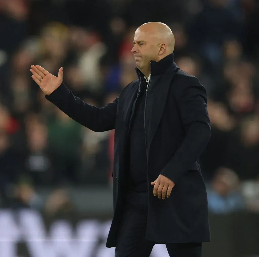 Arne Slot não conseguiu vencer em dois meses consecutivos. Foto: Richard Pelham/Getty Images.