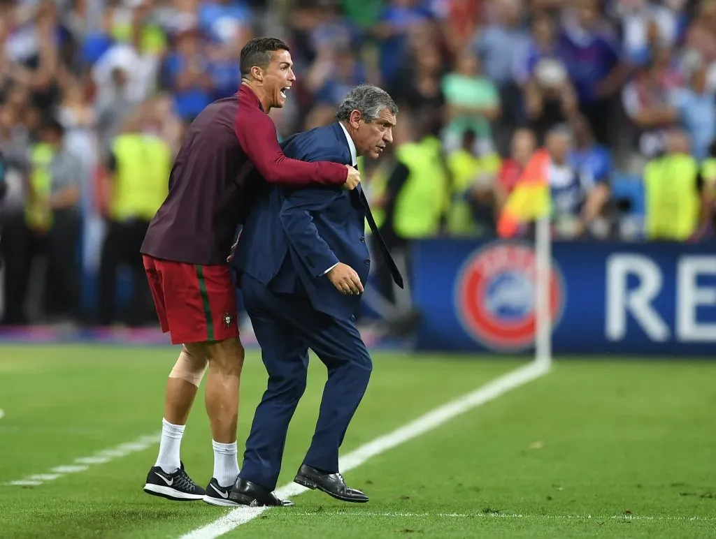 Fernando Santos e Cristiano Ronaldo prestes a celebrarem a vitória no Europeu de 2016. Foto: Laurence Griffiths/Getty Images.