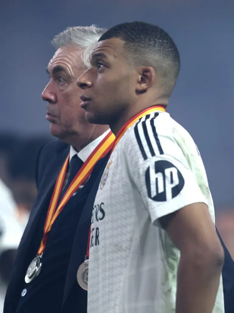 Kylian Mbappé e Carlo Ancelotti durante a cerimónia pós-final da Supertaça. Foto: Yasser Bakhsh/Getty Images.