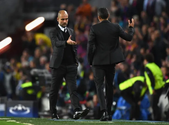 Guardiola e Enrique a cumprimentarem-se num jogo da Champions, em 2016. Foto: Shaun Botterill/Getty Images.