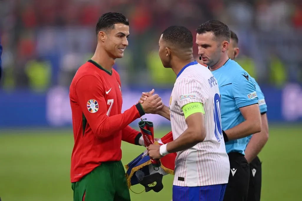 Cristiano Ronaldo com Kylian Mbappé. Foto: Stu Forster/Getty Images