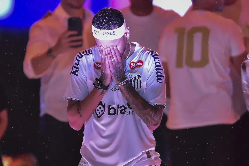Neymar emocionado na sua apresentação de regresso ao Santos. Foto: Mauro Horita/Getty Images.