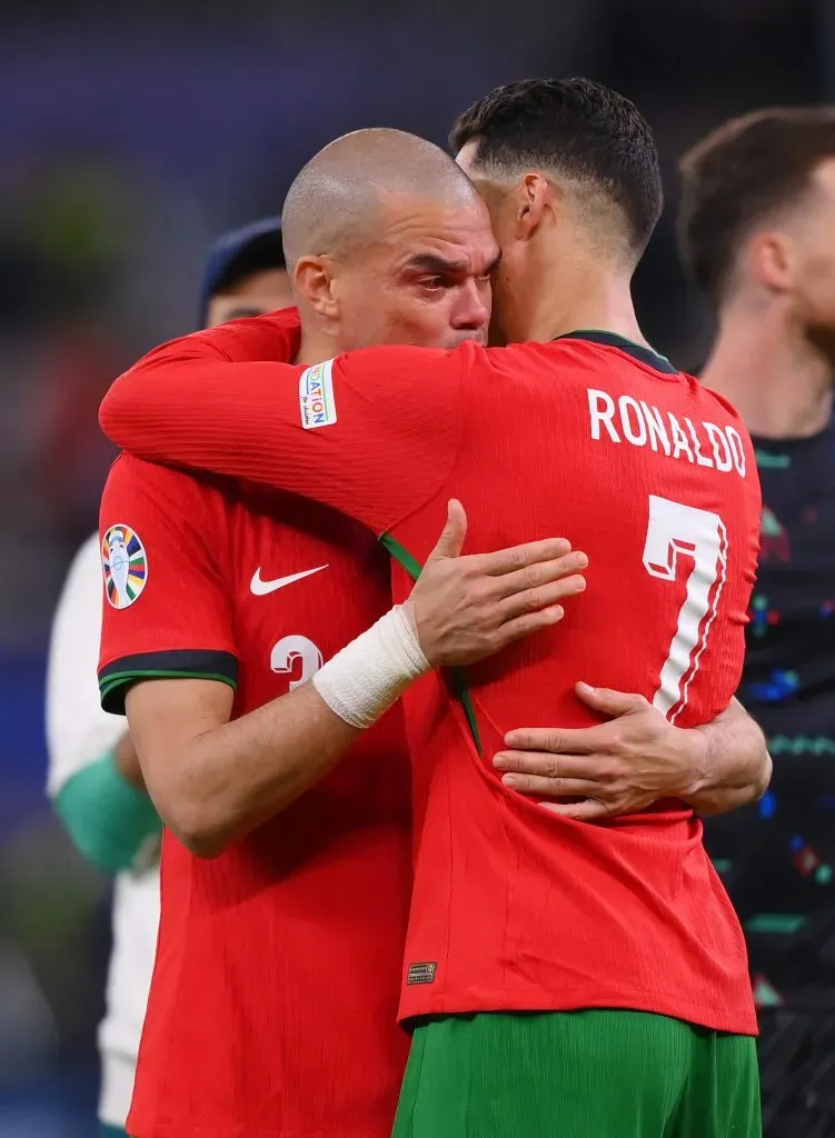 Pepe a ser consolado por CR7, após perceber que foi o último jogo que fez por Portugal. Foto: Justin Setterfield/Getty Images.